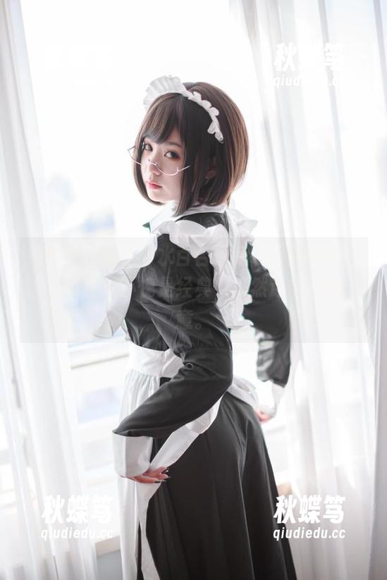拽着手机翻看青水百合子的水手服图库，这衣服真是不愧是经典，竟然还能穿出新意。