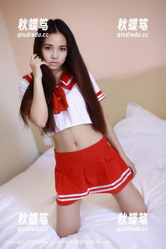 青豆客 - 梁莹Sugar这组礼服，私拍中每一张图片都有种说不出的优雅感。