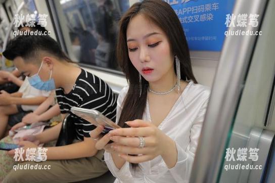 魔镜街拍 - 雨季不再来也要模特风范，凯恩的定制图集不简单