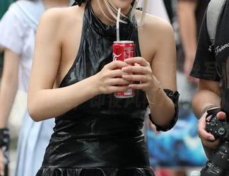 魔镜街拍 - 婷婷和她的寒风肉丝写真：图库里找美，即使风再冷也不怕
