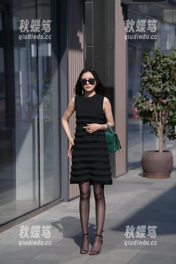 牛仔裙小姐姐和美图拼个高下？魔镜街拍这次可是干脆就挂壁纸出来沉醉于颜值了！