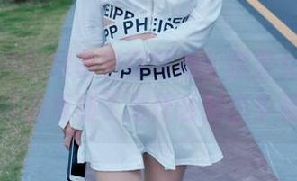 魔镜街拍的绿色包臀短裙长腿美女，全集上线，原图找到了为什么都想多看几眼。
